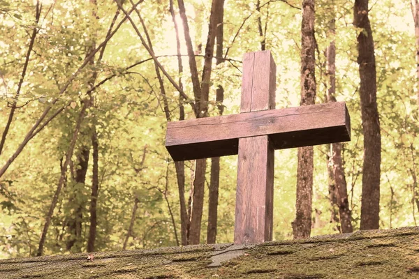 Croce Religiosa Cristiana Legno Sullo Sfondo Alberi Verdi Raggi Sole — Foto Stock