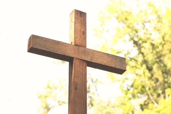 Houten Christelijke Religieuze Kruis Achtergrond Van Groene Bomen Zonnestralen Bij — Stockfoto