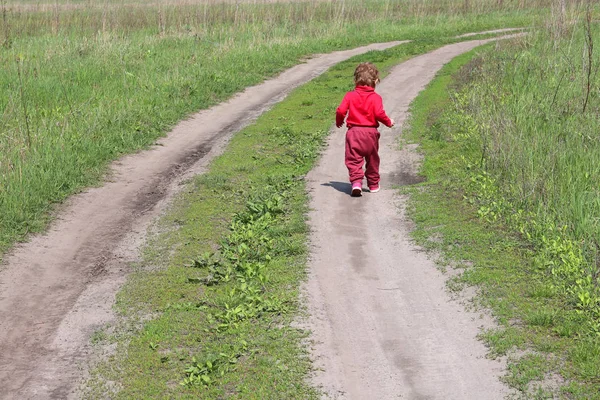 Foto Abstracta Con Niño Pequeño Ropa Roja Espalda Que Corre — Foto de Stock