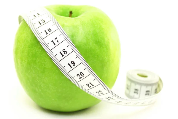 完美的绿色苹果与测量胶带隔离在白色背景作为饮食 素食主义和素食主义的抽象象征 — 图库照片