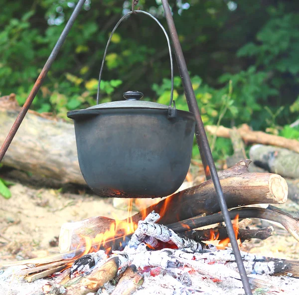 Cozinhar Deliciosa Comida Saborosa Livre Fogo Panela Ferro Verão Bom — Fotografia de Stock