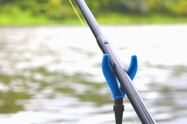 川上のフィーダー釣り竿で釣り 釣り中の漁師の場所からの眺め — ストック写真