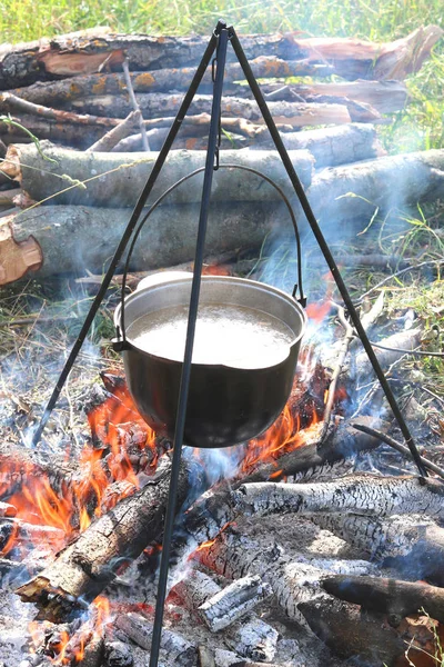 Cozinhar Deliciosa Comida Saborosa Livre Fogo Panela Ferro Verão Bom — Fotografia de Stock