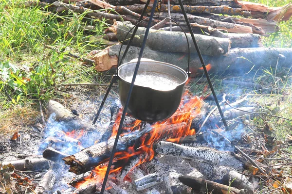 Cozinhar Deliciosa Comida Saborosa Livre Fogo Panela Ferro Verão Bom — Fotografia de Stock