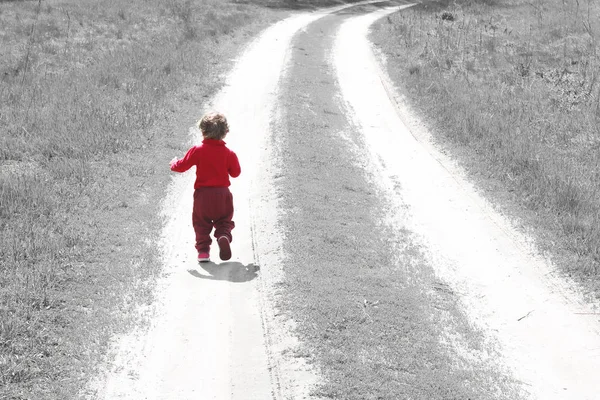 Абстрактное Фото Маленьким Ребенком Красной Одежде Спины Который Бежит Вдаль — стоковое фото