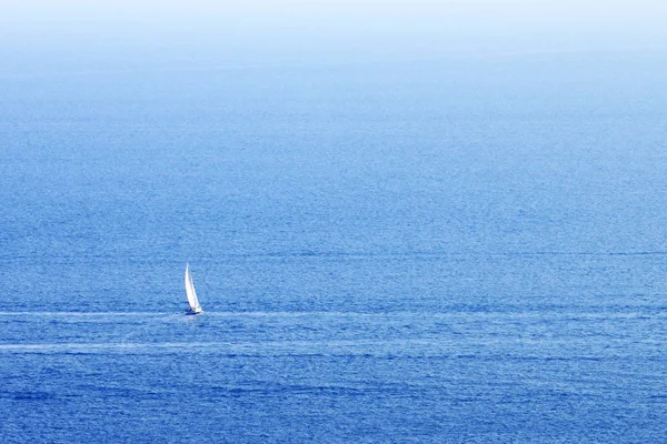 Magányos Vitorlás Hajó Kék Nyári Tenger Hátterében — Stock Fotó