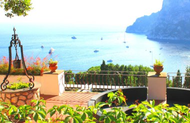 İtalya, Avrupa, Akdeniz'de yaz gününde Capri adası.