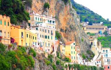 Amalfi Sahili, Campania, İtalya, dağlarda geleneksel İtalyan mimarisi ile yaz aylarında