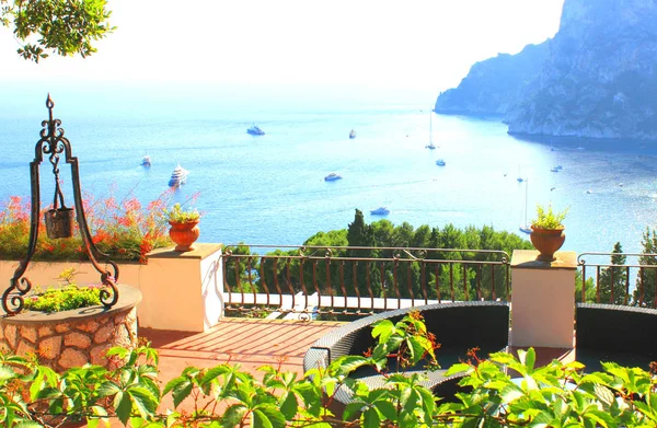 İtalya, Avrupa, Akdeniz'de yaz gününde Capri adası.