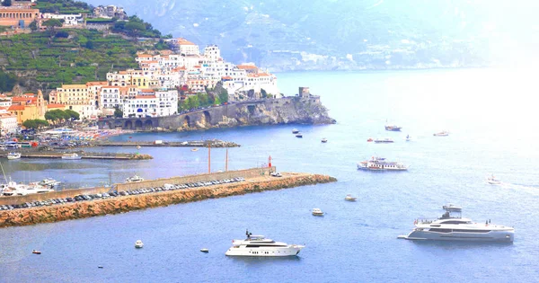 伝統的なイタリア建築の山々 美しい青い海 高級ヨットがあるアマルフィ海岸 カンパニア州 イタリアのパノラマの景色 — ストック写真