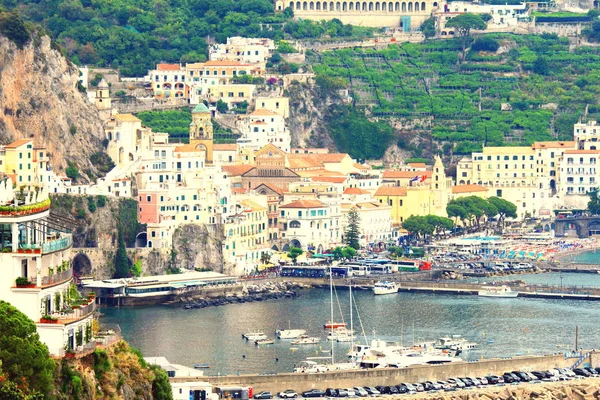 바다와 요트의 전통적인 이탈리아 건축과 여름에 아말피 캄파니아 이탈리아의 — 스톡 사진