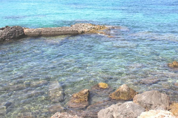 Seashore Con Pietre Acqua Cristallina Blu — Foto Stock