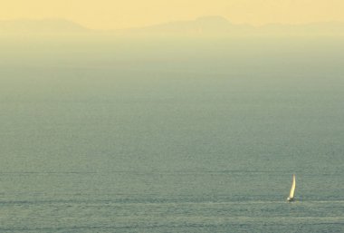 Mavi yaz denizi arka planda Lonely yelkenli yat