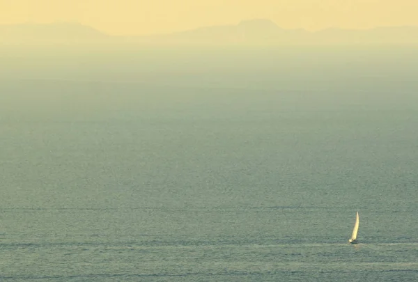 Voilier Solitaire Sur Fond Mer Bleue Été — Photo