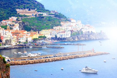 Amalfi Sahili 'nin panoramik manzarası, Campania, Italya, yaz aylarında dağlar üzerinde geleneksel Italyan mimarisi, güzel mavi deniz ve Lüks Yatlar