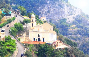 Amalfi Sahili, Campania, İtalya, dağlarda geleneksel İtalyan mimarisi ile yaz aylarında