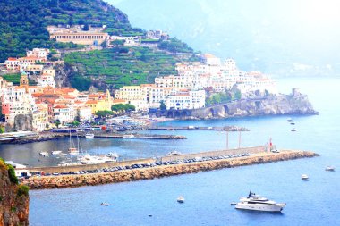 Amalfi Sahili 'nin panoramik manzarası, Campania, Italya, yaz aylarında dağlar üzerinde geleneksel Italyan mimarisi, güzel mavi deniz ve Lüks Yatlar