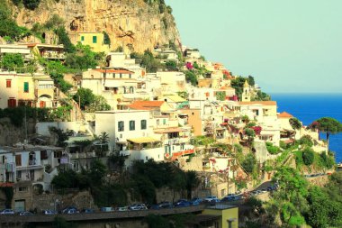 Amalfi Sahili 'nin panoramik manzarası, Campania, Italya, yaz aylarında dağlar üzerinde geleneksel Italyan mimarisi, güzel mavi deniz ve Lüks Yatlar