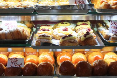 Dükkan vitrininde veya kafede çeşitli tatlı tatlılar ve pastalar yakın