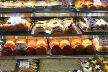 Dükkan vitrininde veya kafede çeşitli tatlı tatlılar ve pastalar yakın