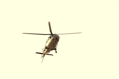 Gökyüzüne karşı izole uçuş Güzel modern helikopter