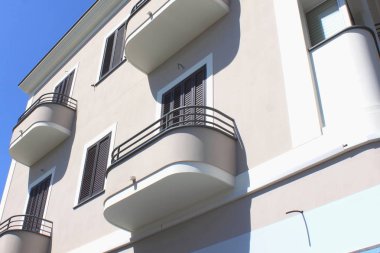 Mavi gökyüzüne karşı balkonlu modern yeni Avrupa evi