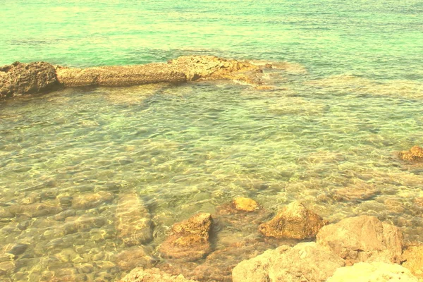 Море Камнями Кристально Чистой Голубой Водой — стоковое фото