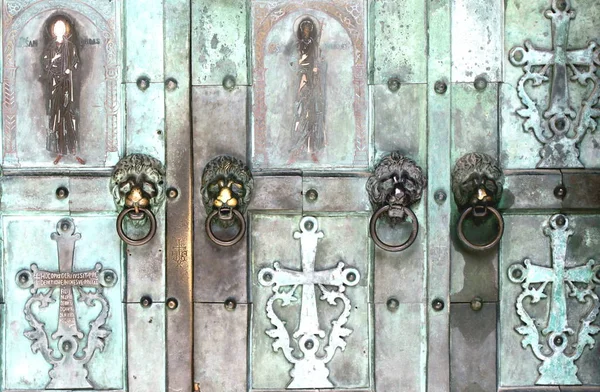 Fragmento Puerta Iglesia Hierro Viejo Con Iconos Cruces Manijas Puerta — Foto de Stock