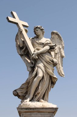 Bernini 'nin heykeli İtalya, Roma' daki Saint Angelo Kalesi 'nden önce Sant' Angelo köprüsü boyunca uzanıyor.. 