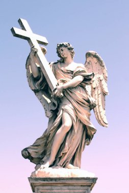 Bernini 'nin heykeli İtalya, Roma' daki Saint Angelo Kalesi 'nden önce Sant' Angelo köprüsü boyunca uzanıyor.. 