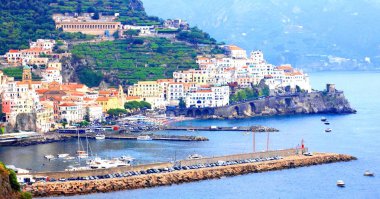 Amalfi Sahili 'nin panoramik manzarası, Campania, Italya, yaz aylarında dağlar üzerinde geleneksel Italyan mimarisi, güzel mavi deniz ve Lüks Yatlar