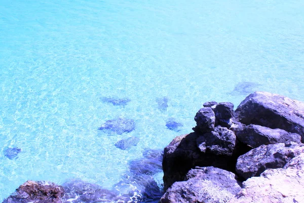 Kust Met Stenen Kristalhelder Blauw Water — Stockfoto