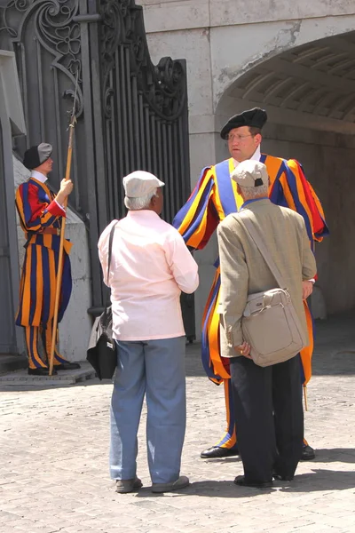 Vatikanstaten Italien Juni 2016 Turister Pratar Med Nationalgardist Peters Cathedral — Stockfoto