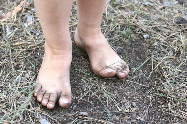 Kaki Anak Anak Musim Panas Tanah Tanpa Sepatu Menutup — Stok Foto