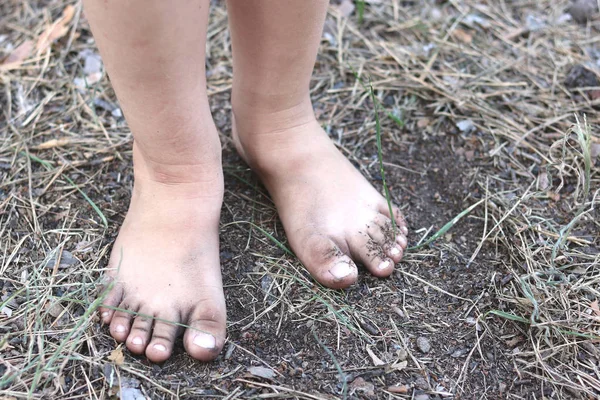 Gambe Bambino Estate Terra Senza Scarpe Vicino — Foto Stock