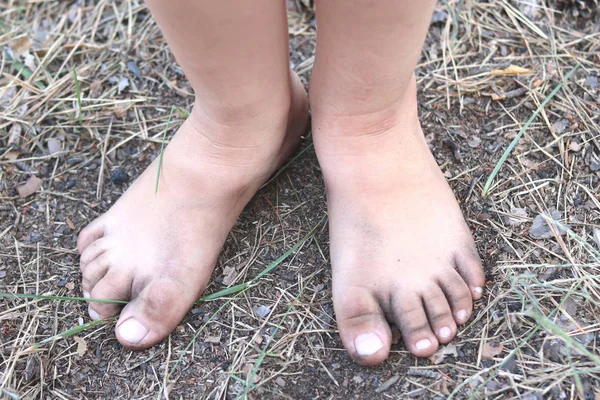 Kaki Anak Anak Musim Panas Tanah Tanpa Sepatu Menutup — Stok Foto