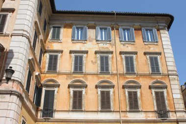 Pencere ve panjurile Avrupa mimarisinin geleneksel cephesi