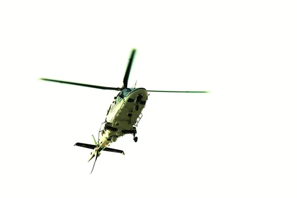 Belo Helicóptero Moderno Voo Isolado Contra Céu — Fotografia de Stock