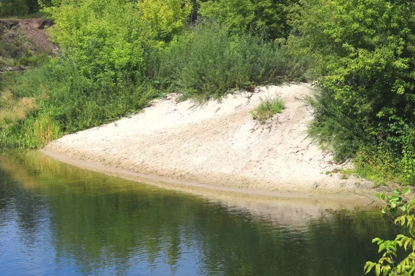 Beautiful Sandy Beach Bend Clear River Green Trees Other Green — Stock Photo, Image