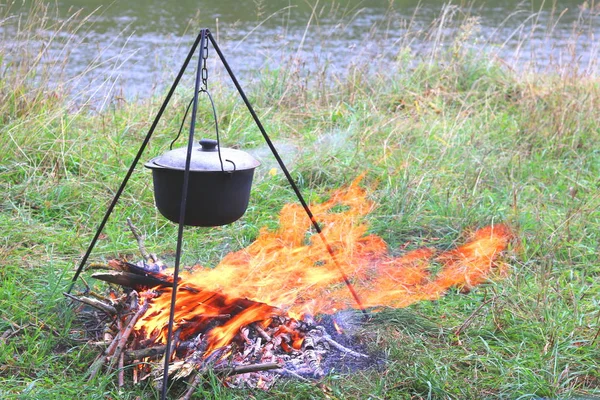 Cozinhar Deliciosa Comida Saborosa Livre Fogo Panela Ferro Verão Bom — Fotografia de Stock