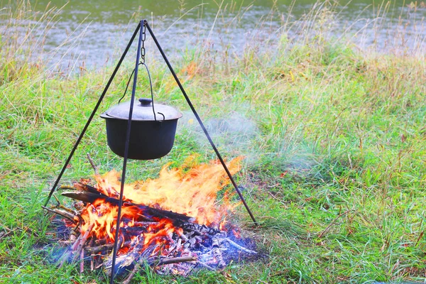 Cozinhar Deliciosa Comida Saborosa Livre Fogo Panela Ferro Verão Bom — Fotografia de Stock