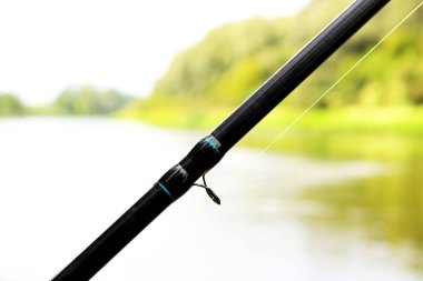 Nehirüzerinde besleyici olta ile Balıkçılık, balıkçılık sırasında balıkçı yerden görünümü