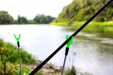 Nehirüzerinde besleyici olta ile Balıkçılık, balıkçılık sırasında balıkçı yerden görünümü