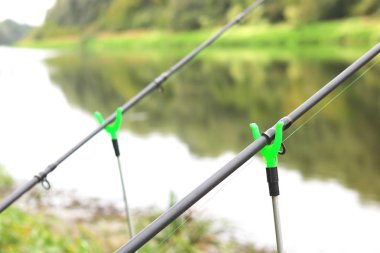 Nehirüzerinde besleyici olta ile Balıkçılık, balıkçılık sırasında balıkçı yerden görünümü