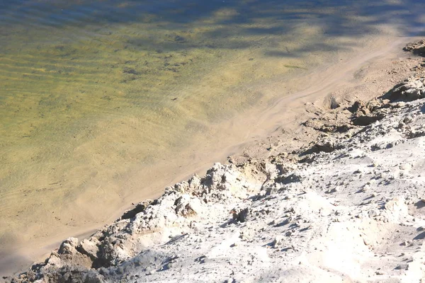 Berrak havalarda yaz aylarında berrak nehir viraj güzel kumlu plaj