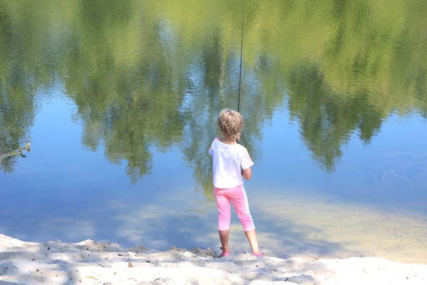 Pequena Criança Pesca Verão Rio Costa Arenosa Contra Fundo Água — Fotografia de Stock