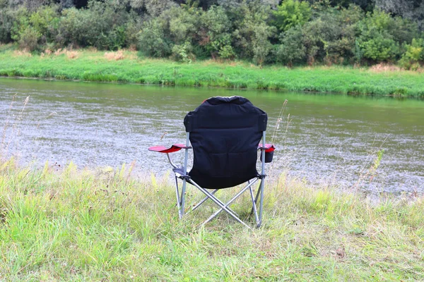 Портативное Складное Туристическое Красное Кресло Зеленой Траве Летом Пикнике Реки — стоковое фото