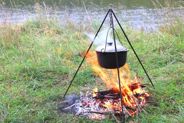 Cozinhar Deliciosa Comida Saborosa Livre Fogo Panela Ferro Verão Bom — Fotografia de Stock