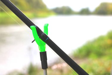 Nehirüzerinde besleyici olta ile Balıkçılık, balıkçılık sırasında balıkçı yerden görünümü