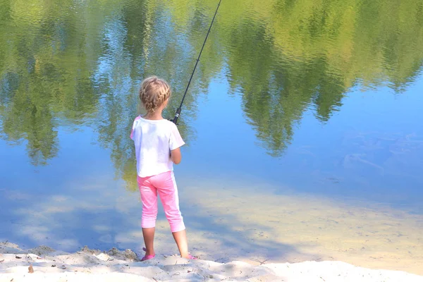 Kisgyermek Halászat Nyáron Folyón Homokos Parton Háttér Kék Víz Megjelenítő — Stock Fotó